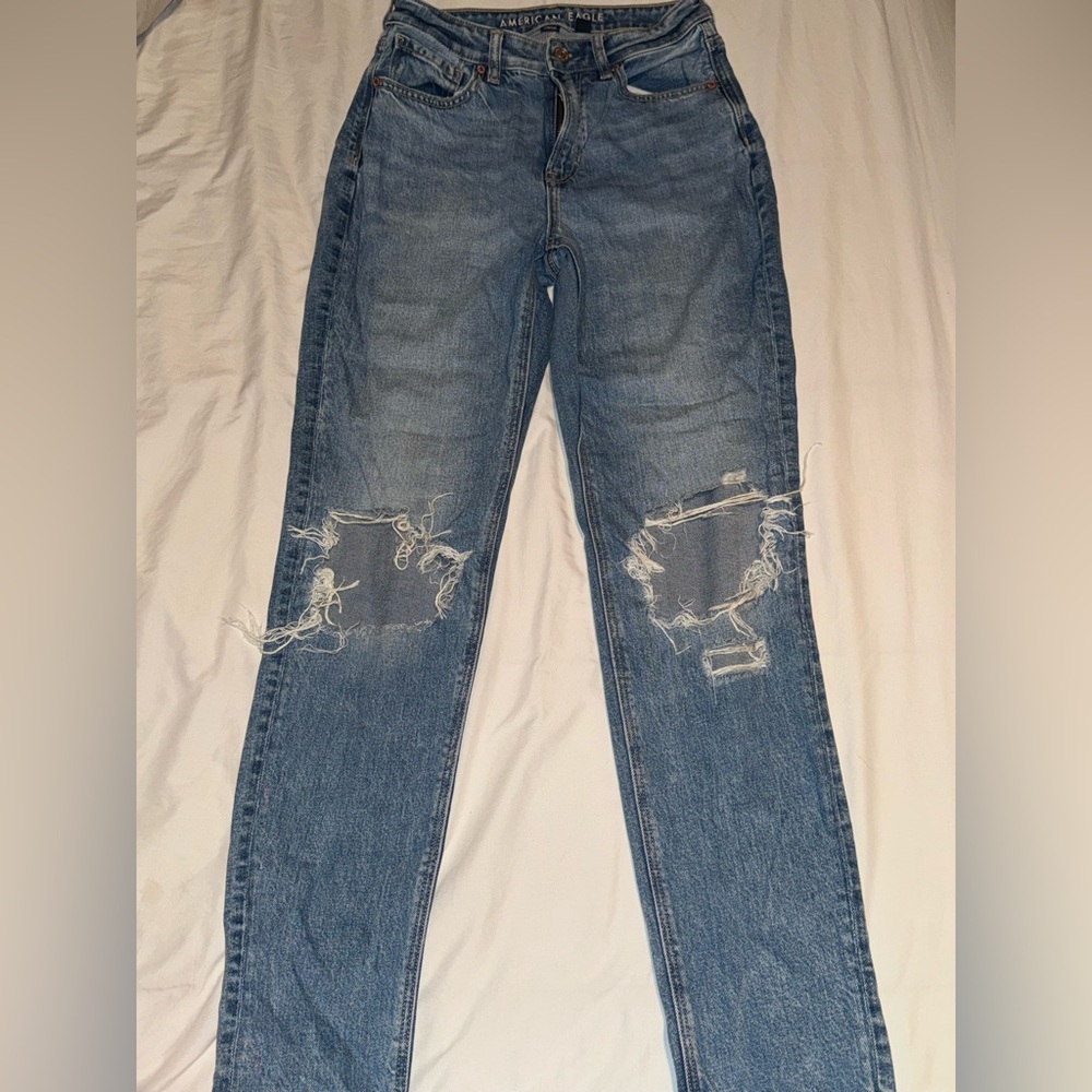 american eagle strigid ripped mom jeans